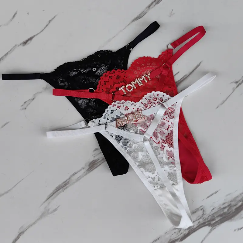 Nueva llegada Bragas Ropa interior privada Carta de metal personalizada Nombre Tangas Panty Etiquetas de diamantes de imitación Sexy Tanga de encaje rojo Tanga