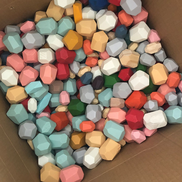 Piedras apiladas imperfectas mezcladas (color y tamaño aleatorios).