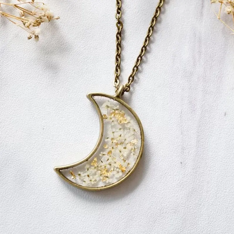 Collana di luna da spiaggia celeste con gioielli in resina di fiori pressati fatti a mano in bronzo Vintage in Mix di lamina bianca e oro