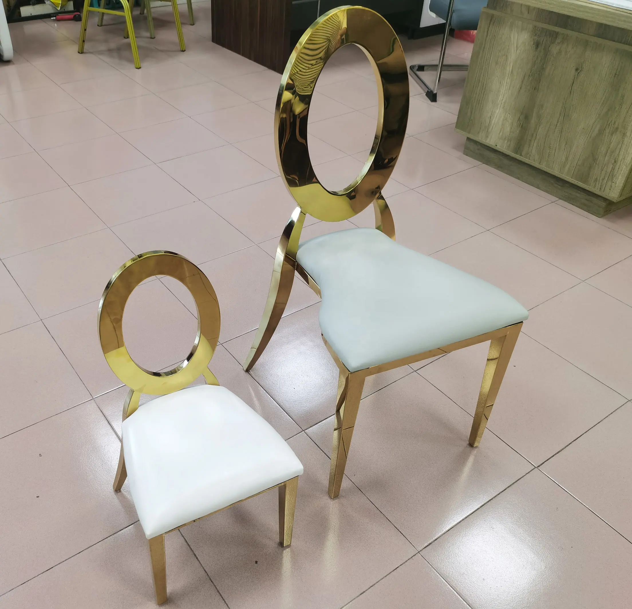 XINMOLL vendita calda oro impilabile design pu pelle velluto rotondo schienale in acciaio inox hotel banchetto evento sedia da sposa