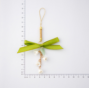 Chaveiro com pulseira de pulso para mulheres, chaveiro bonito com pingente de pérola e flores, acessório personalizado para carros, charme criativo e presente