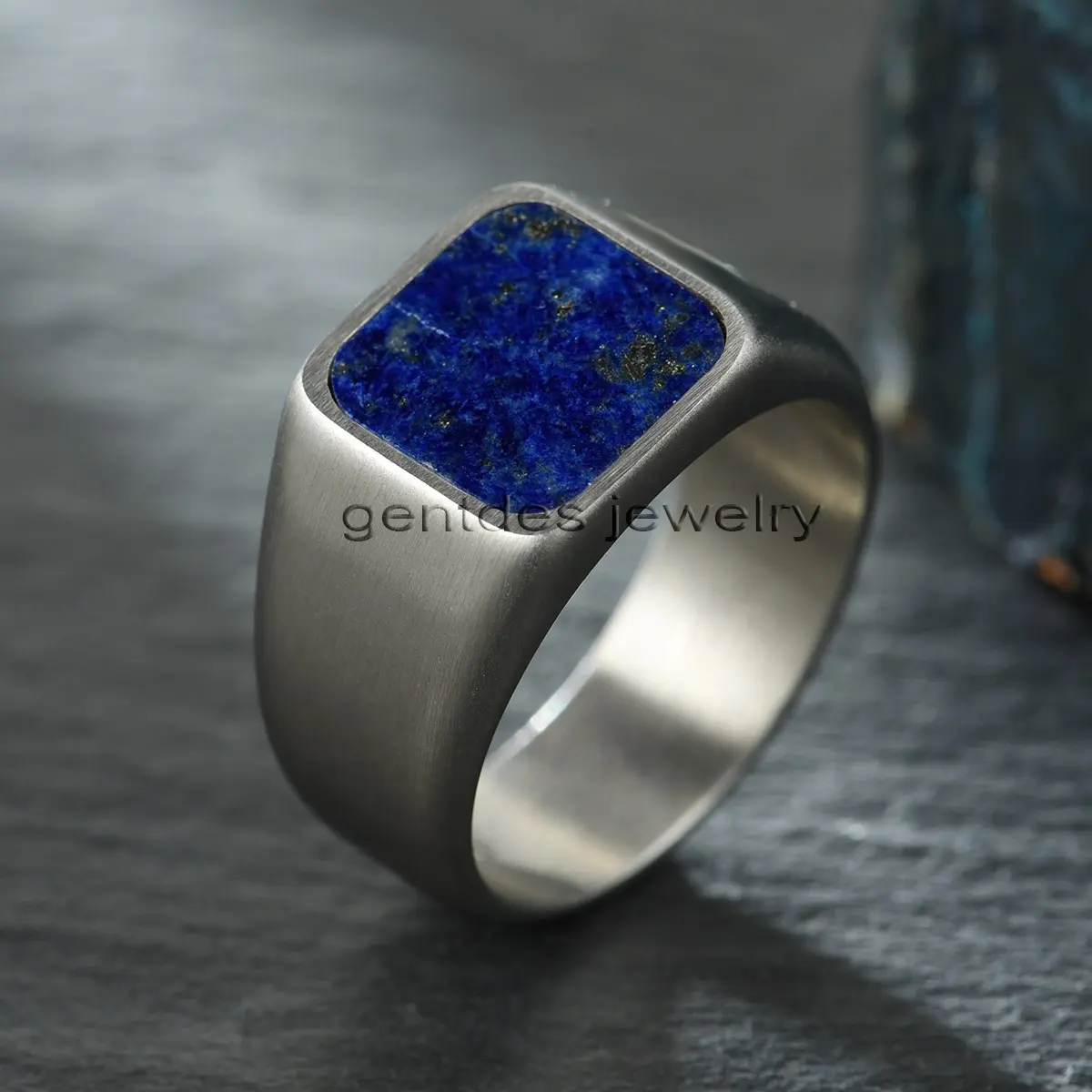 Bijoux pour hommes Bague en titane d'acier inoxydable finition brossée personnalisée incrustation de pierre naturelle carrée Lapis Chevalière pour hommes