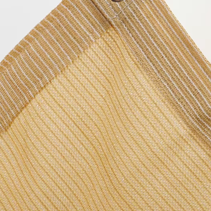 Beige Sonnenschutz netz, ein dekoratives Sonnenschutz netz für Gärten und Innenhöfe, mit aus gezeichnetem Sonnenschutz effekt.