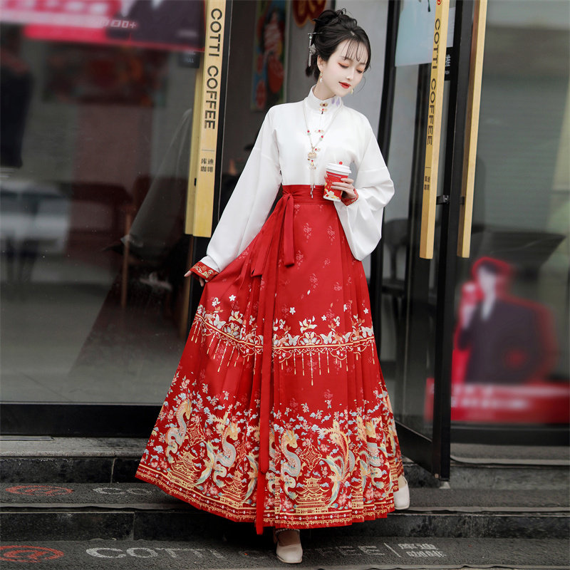 เสื้อเชิ้ตสีขาว + กระโปรงทรงม้าสีแดง