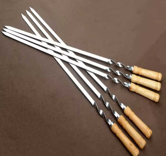 Brocheta plana grande de 55 cm con mango de madera.