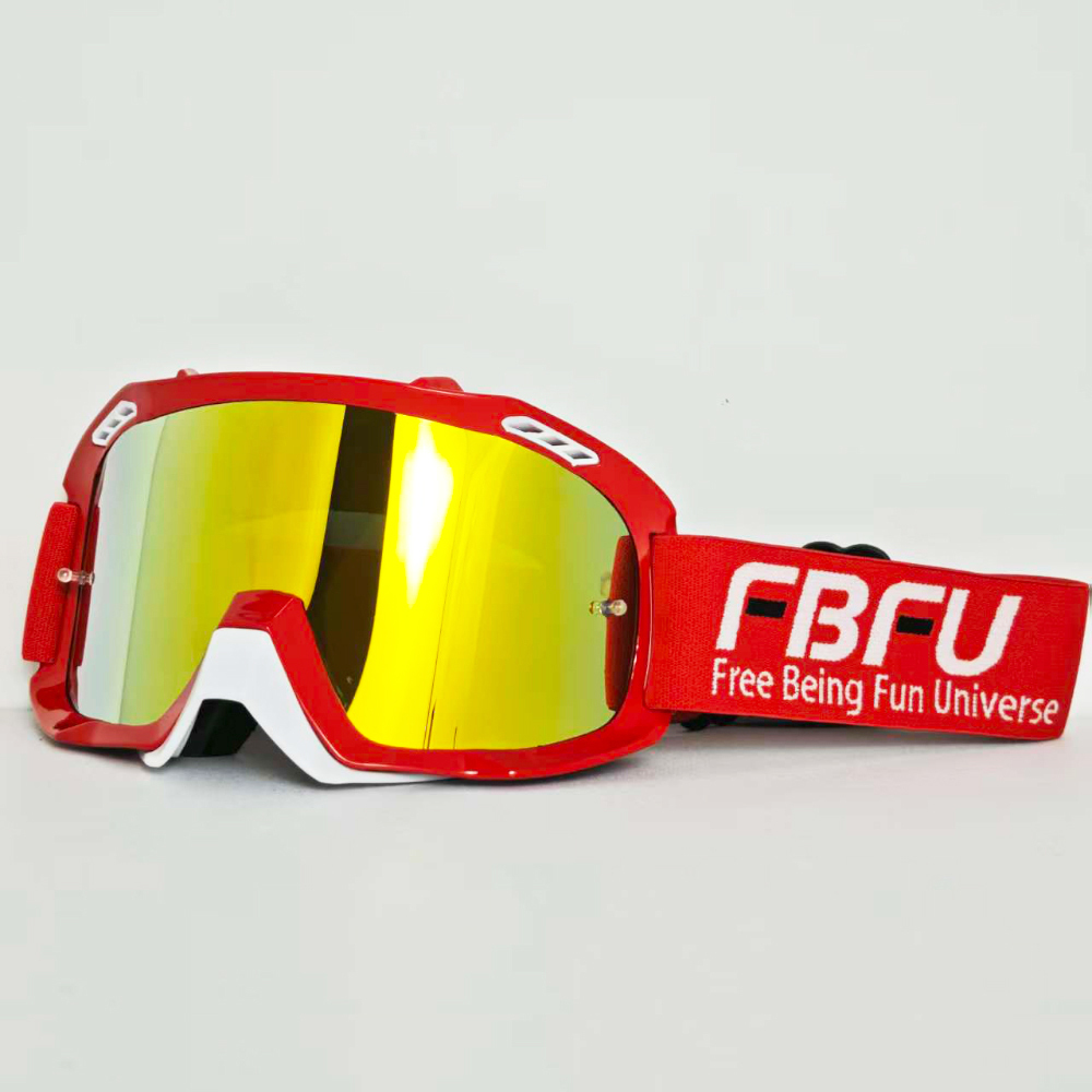 Gafas rojas con montura roja.