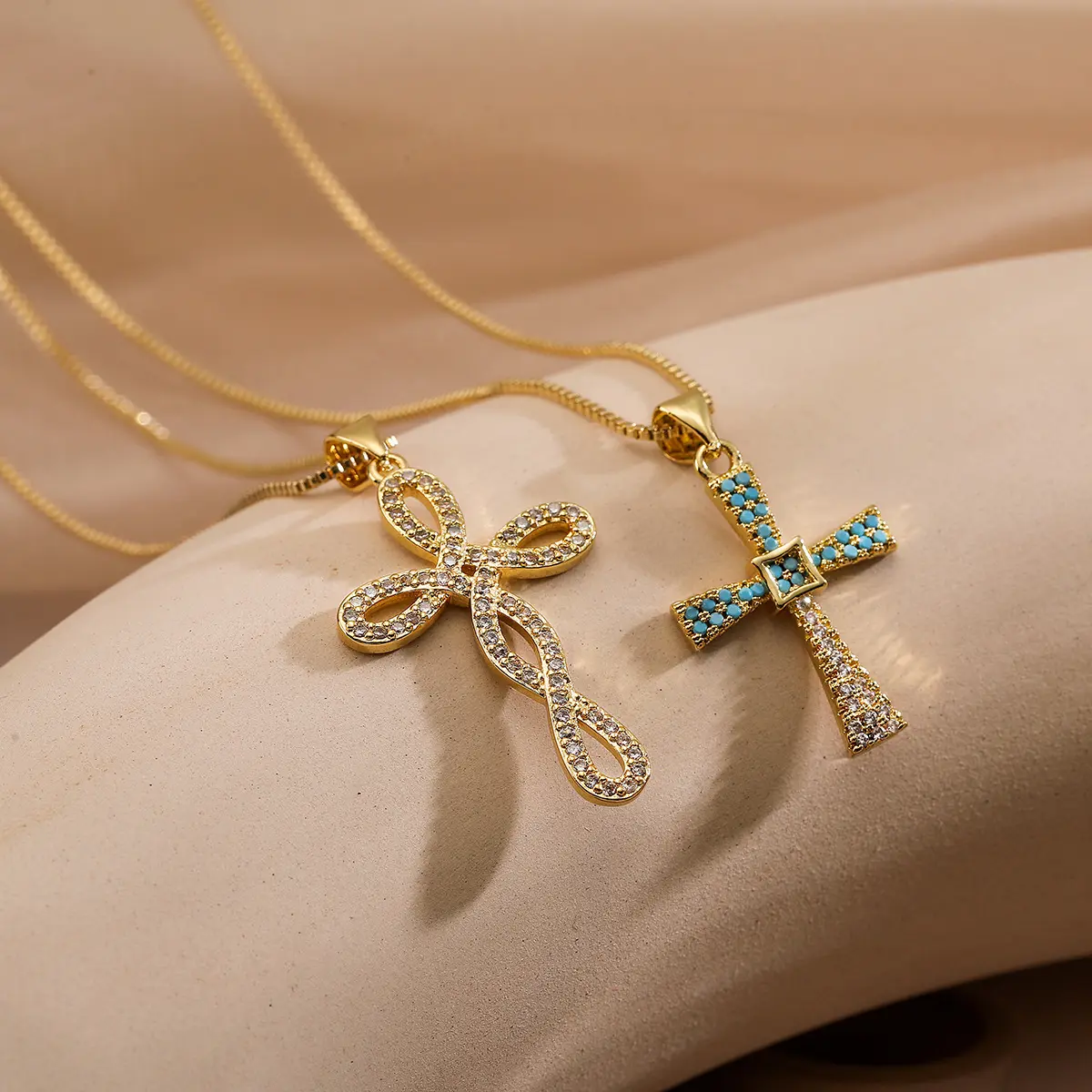 Joyería religiosa Europa lujo INS Real chapado en oro cobre latón CZ cristal de color Cruz colgante collar para Mujeres Hombres