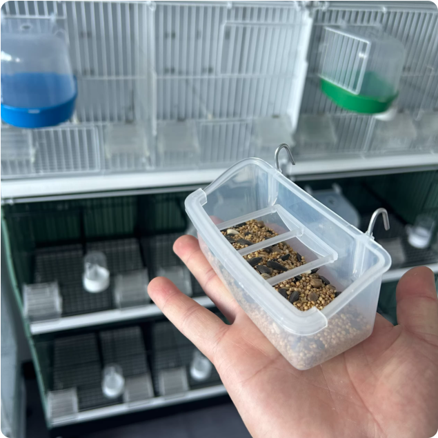 Petite boîte d'alimentation blanche