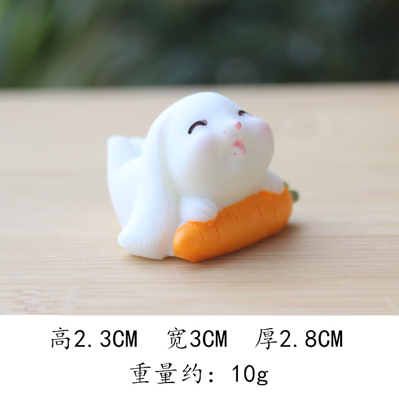 Lapin aux longues oreilles allongé sur une carotte
