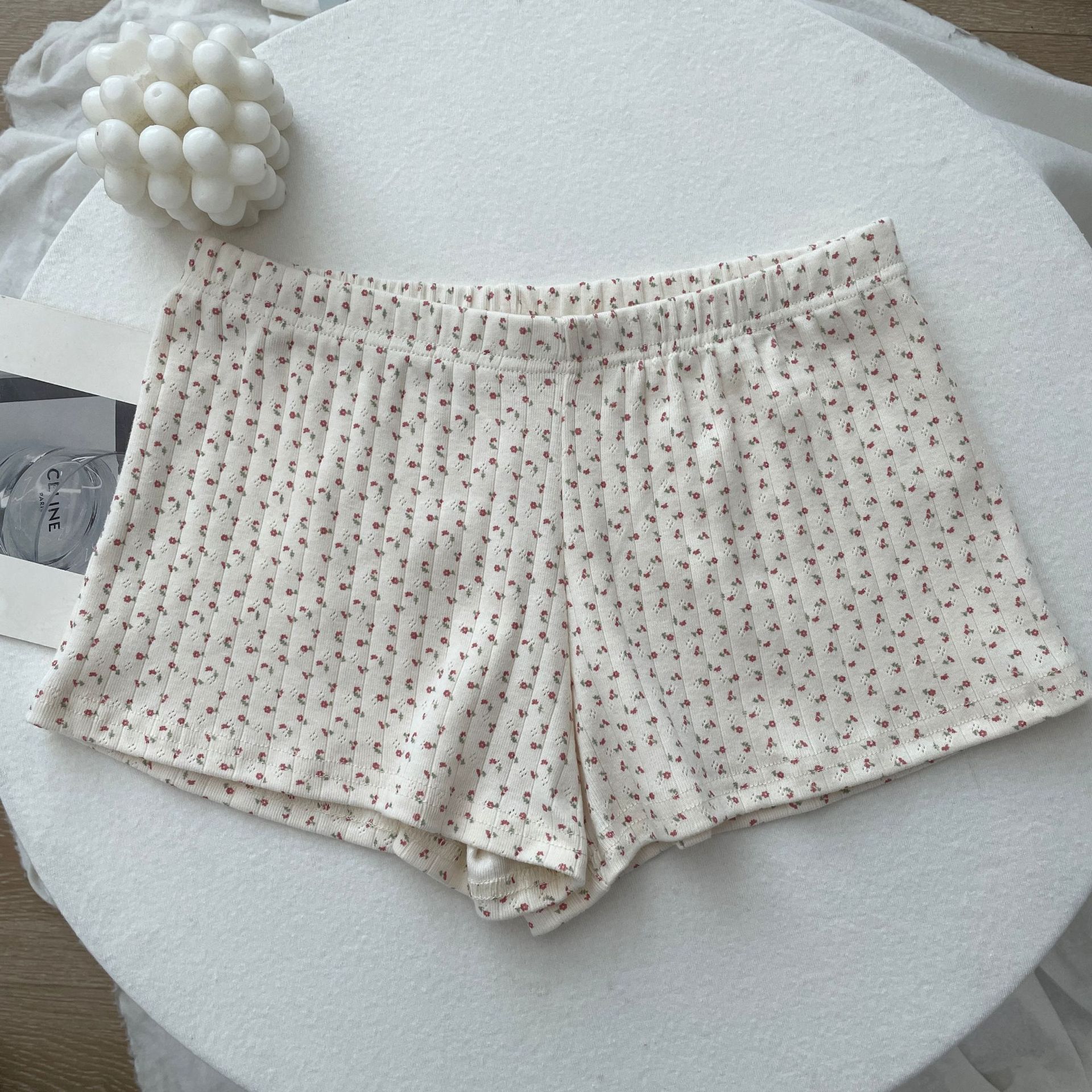 Fondo albicocca con Little Red Flower--pantaloncini