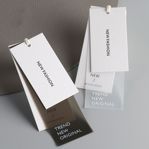 Etiquetas colgantes impresas con logotipo de tamaño personalizado para prendas, sombreros, zapatos, etiqueta de Material de papel grueso reciclado ecológico
