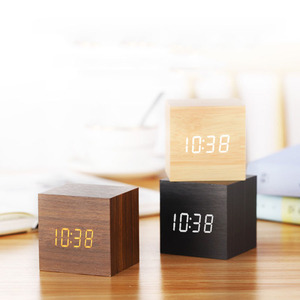 Orologio da scrivania multifunzione in legno a LED digitale orologio da scrivania con alimentazione USB con funzione di calendario con Timer di controllo vocale - Product Image 5
