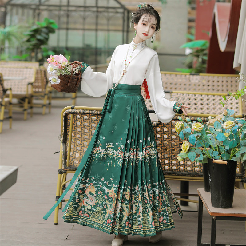 เสื้อเชิ้ตสีขาว + กระโปรงทรงม้าสีเขียว