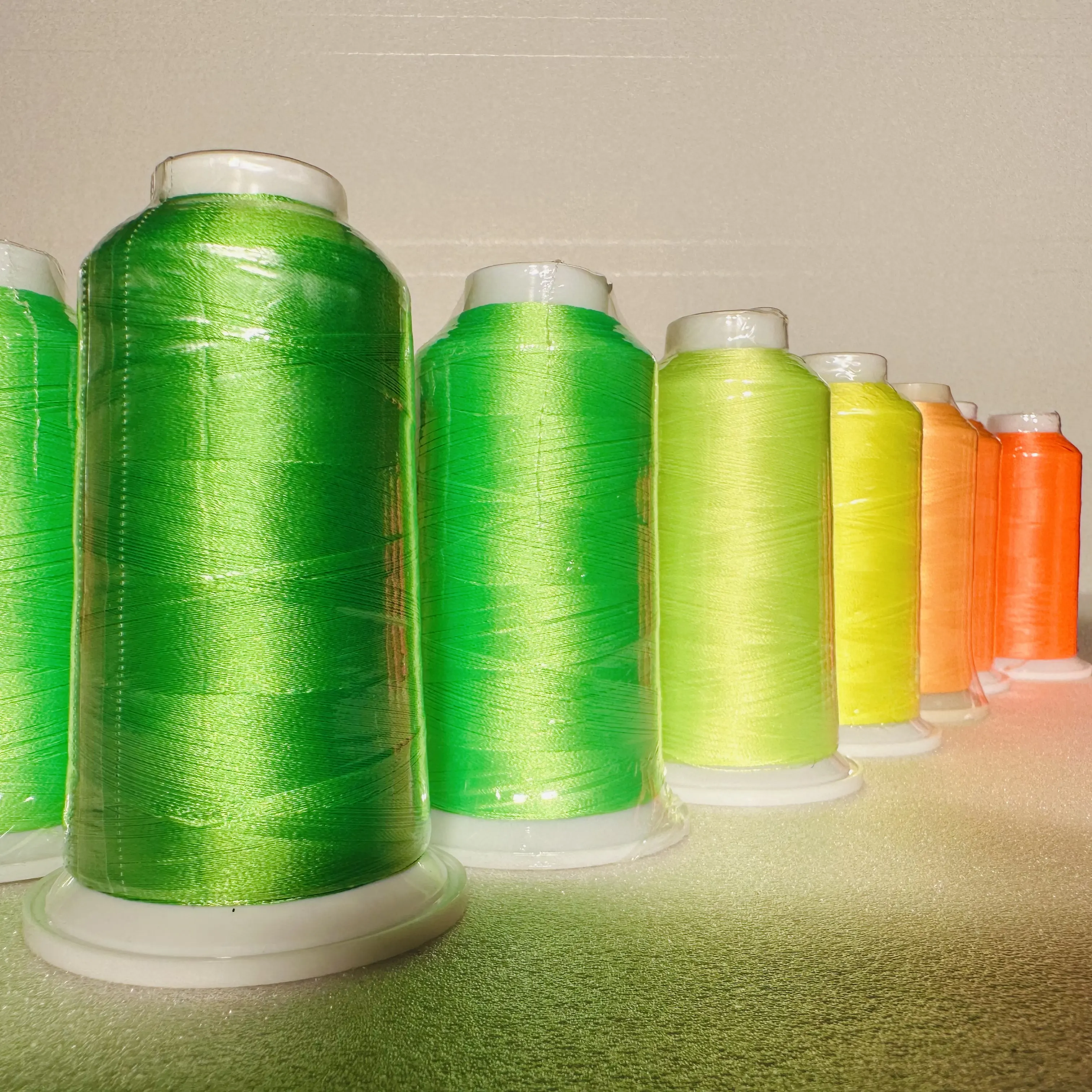 % 100 Poliéster de Alta Qualidade Neon Brilhante Linha Bordado para Bordado Machine & Embroidery Patches 120D/2 Preço Barato