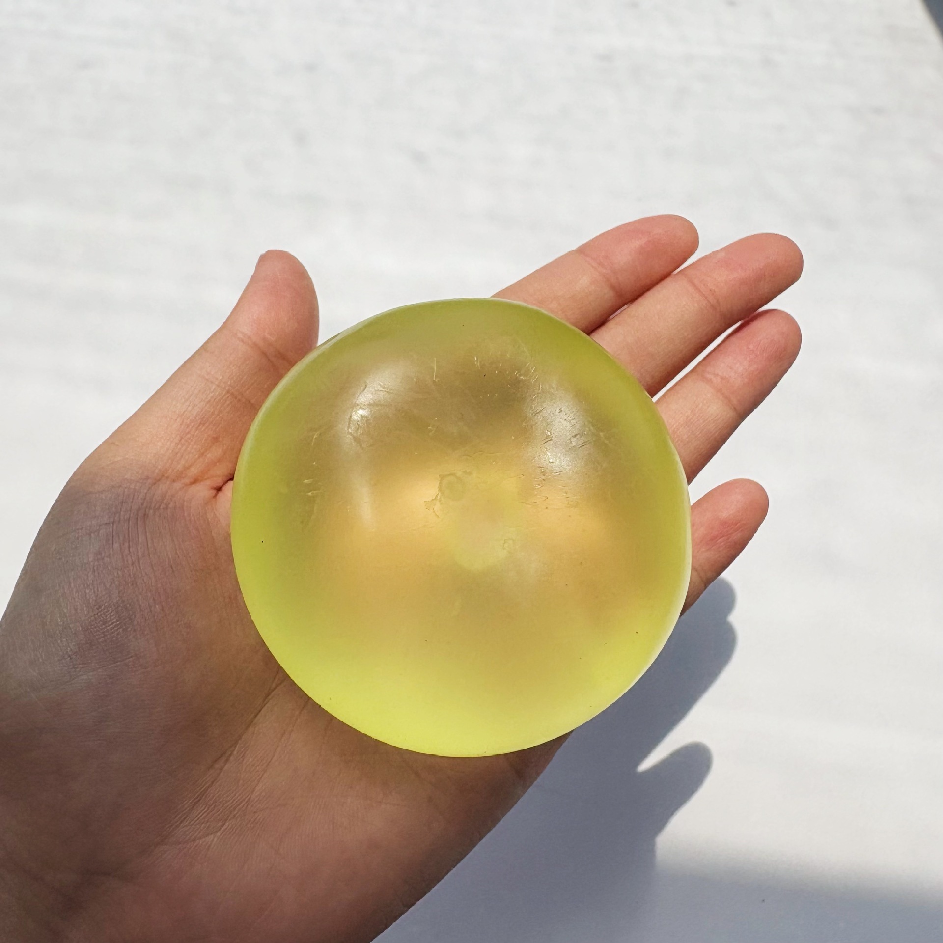 Boule artisanale de 6 cm en vaseline verte.