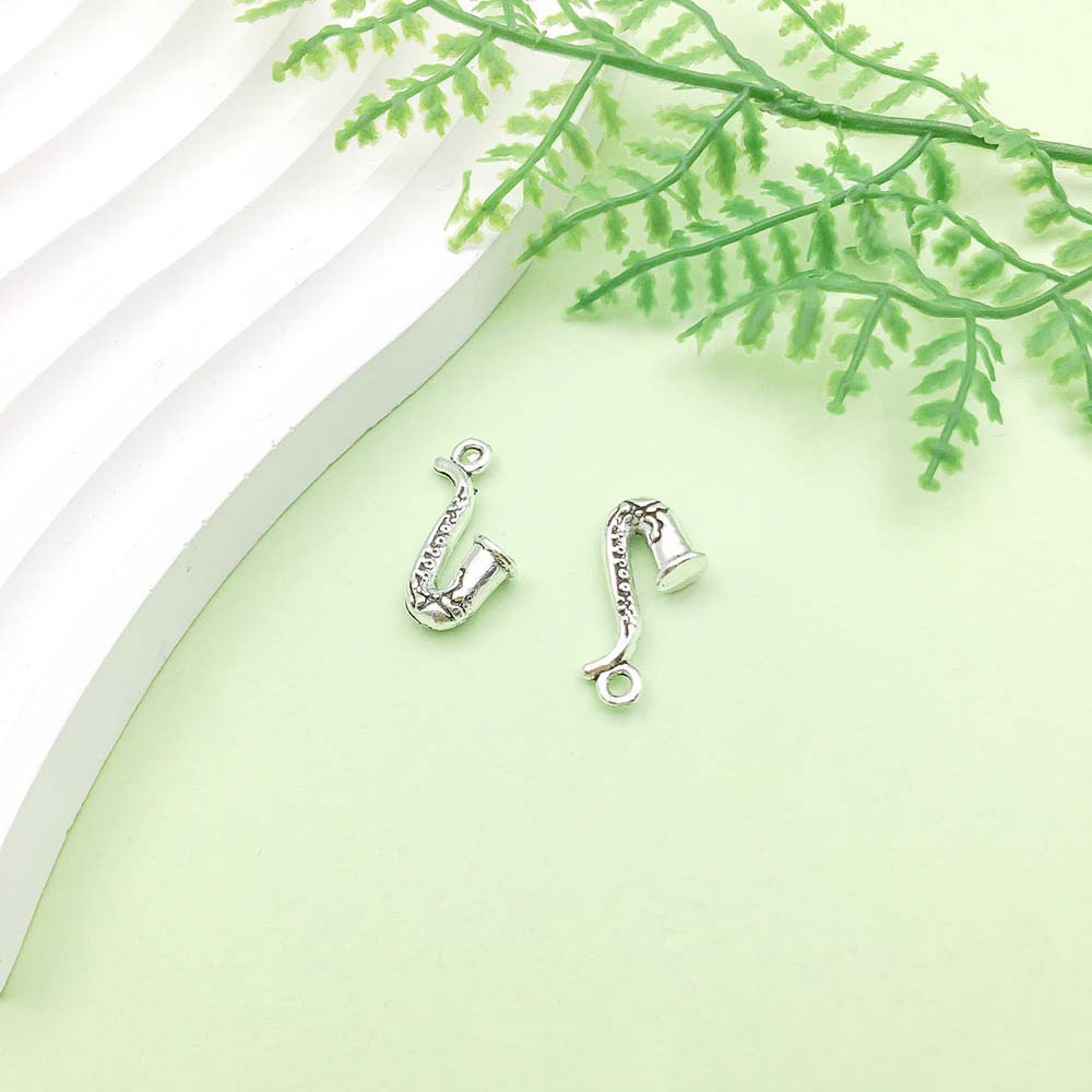 1 saxophone argent antique - 1,5g - 12*20mm - 9164