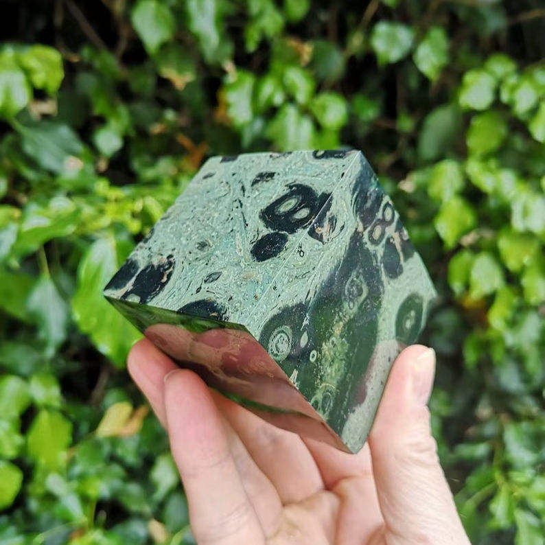 ลูกบาศก์หินตาหางนกยูง