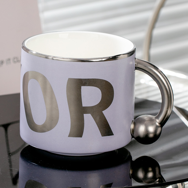 ถ้วยเดี่ยวตัวอักษรสีม่วง