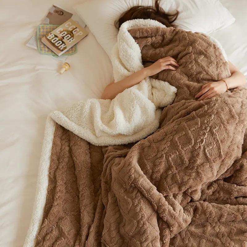 आधुनिक ठोस रंग आलीशान सोफे कंबल 100% पॉलिएस्टर सुपर नरम फलालैन ऊन धारीदार फेंक कंबल