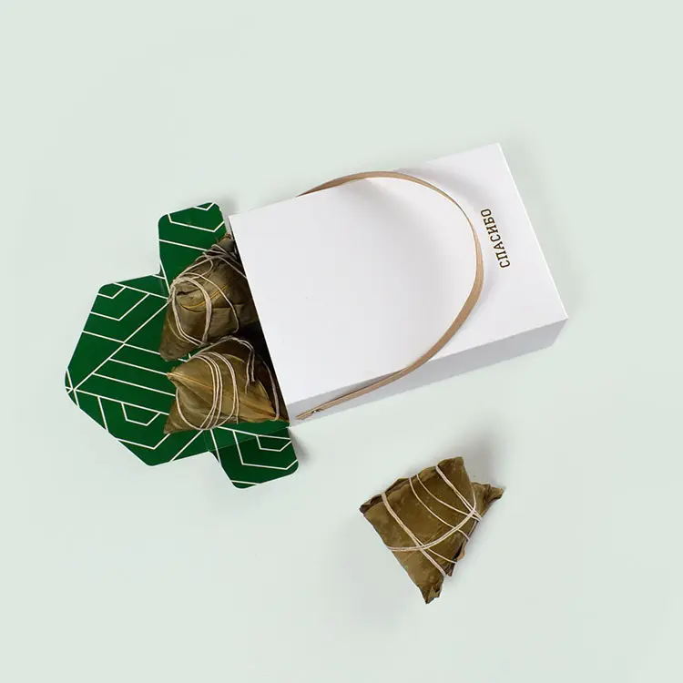 Lager Kreative Geschenk verpackung Box Hot Stamp ing Logo Lebensmittel verpackung Papiertüte Weiß Tragbare Kosmetik verpackung Mini Handtasche