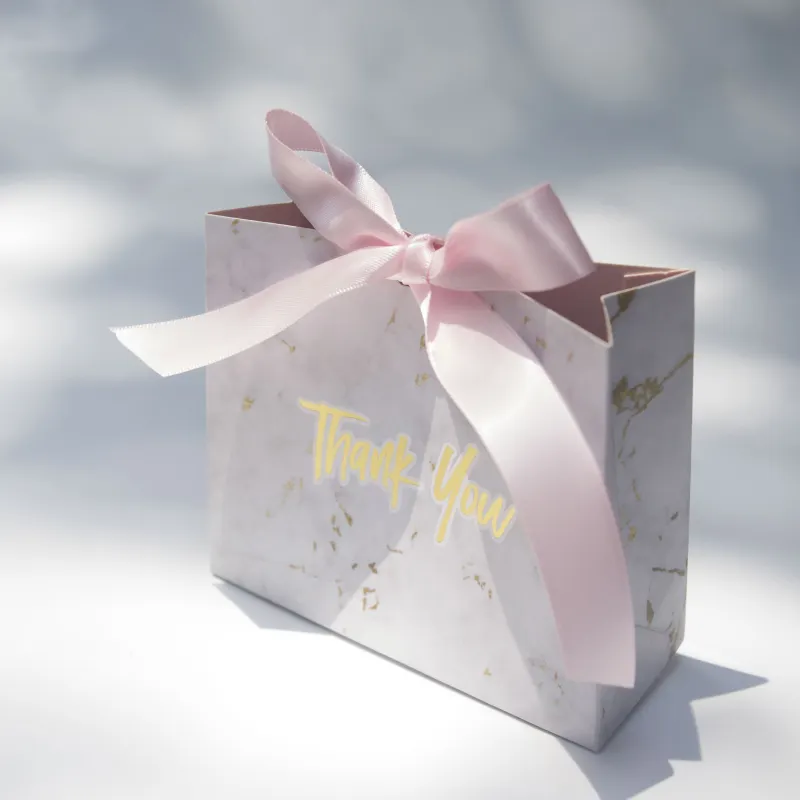 Intera vendita marmorizzazione modello bianco di carta regalo di compleanno abbigliamento sacchetto di imballaggio alimentare con arco del nastro