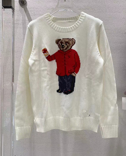 หมีขาว เสื้อโค้ทสีแดง