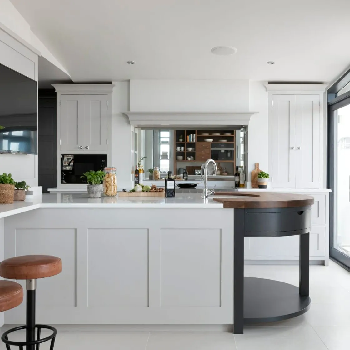 Gabinetes de cocina de esquina azul real y blanco en forma de L con mesa de granito para diseño de cocina abierta