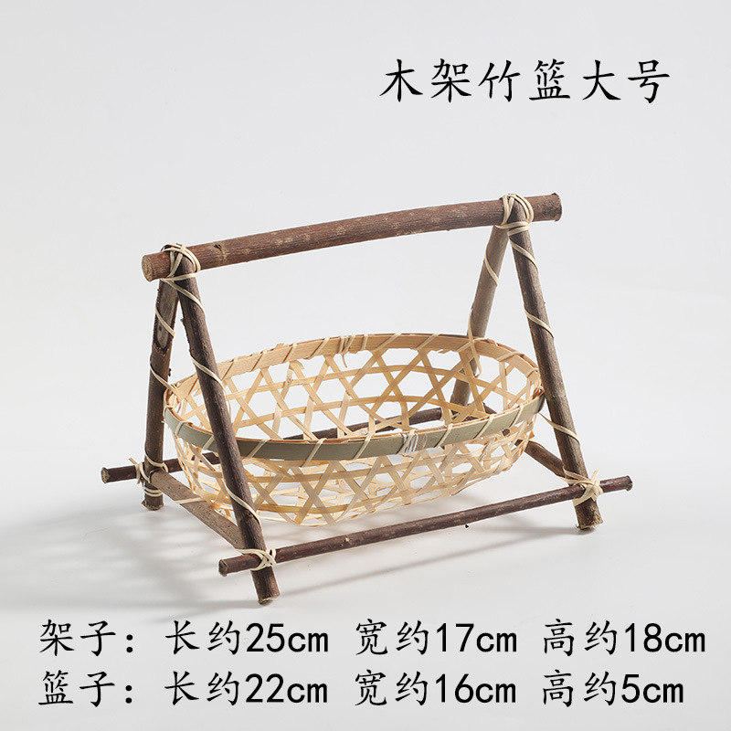 Grand panier en bambou avec cadre en bois.