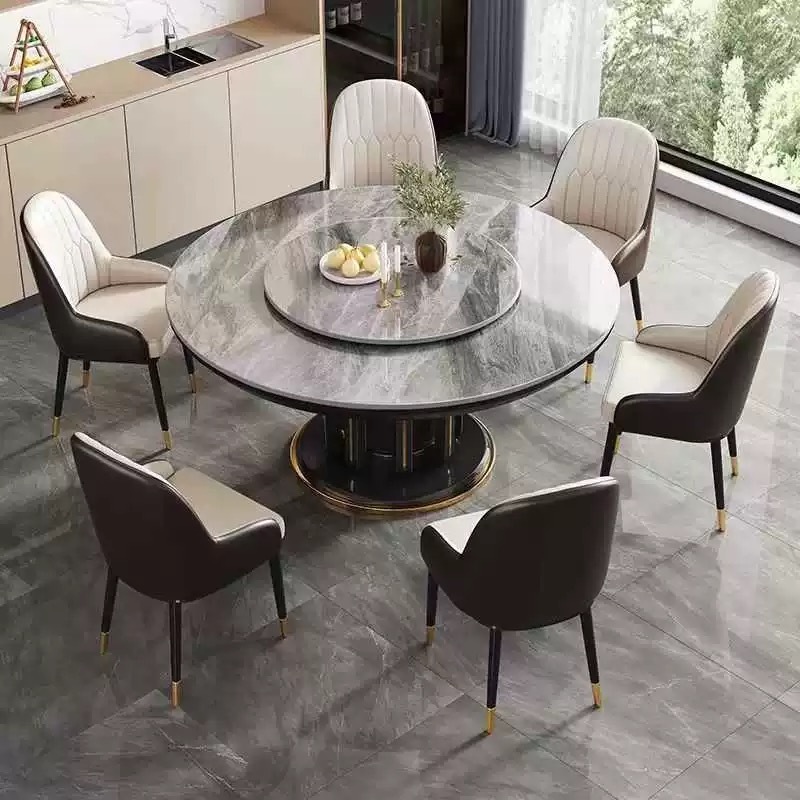 Una mesa con cuatro sillas