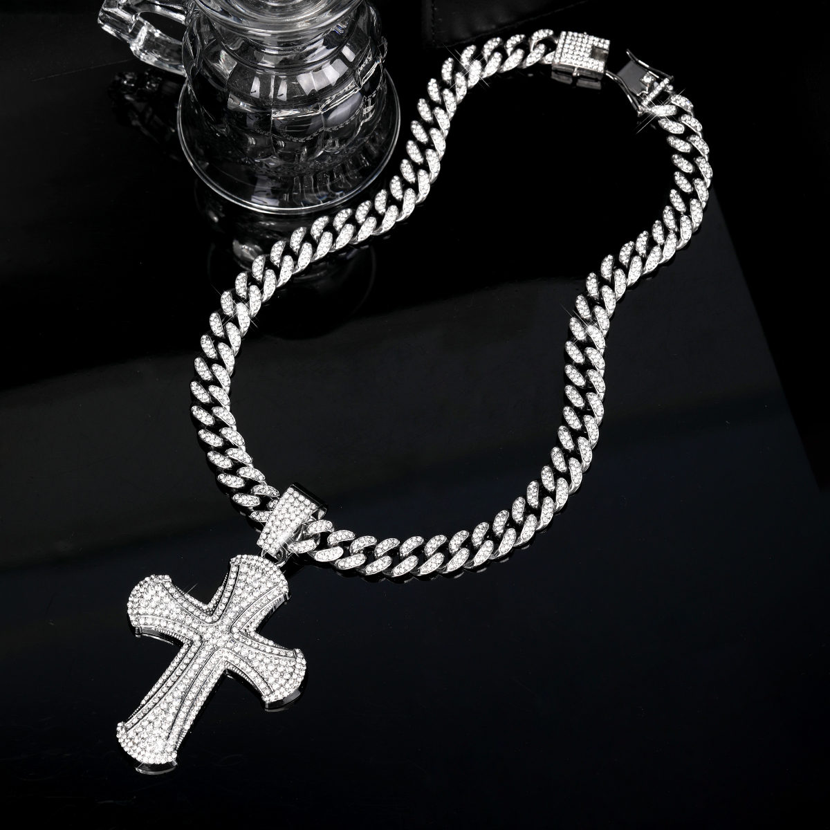 C croix en argent avec chaîne