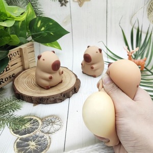小麦粉のおもちゃである面白いストレスリリーフのための減圧カピバラスクイーズおもちゃ。
