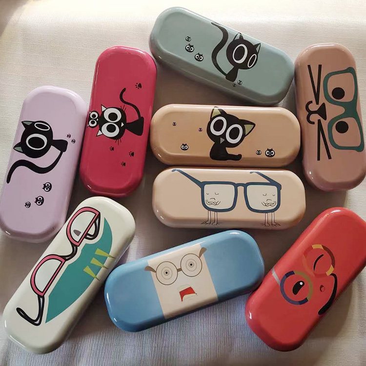 model024Gatito de ojos plateados