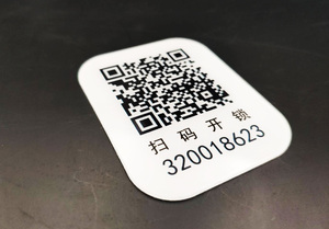 I clienti personalizzati incollano il codice bidimensionale quadrato acrilico trasparente con display con codice a barre in metallo QR code