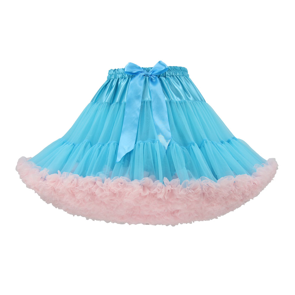 Bleu clair avec ourlet rose