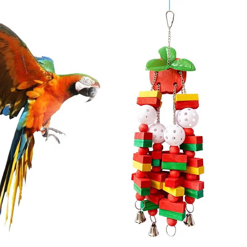 Разноцветные деревянные игрушки для птиц