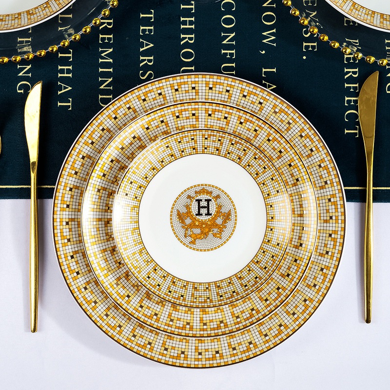 Assiette peu profonde dorée de 8 pouces