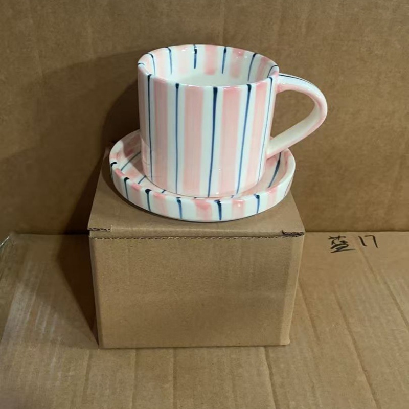 Taza mediana a rayas rosa con plato.