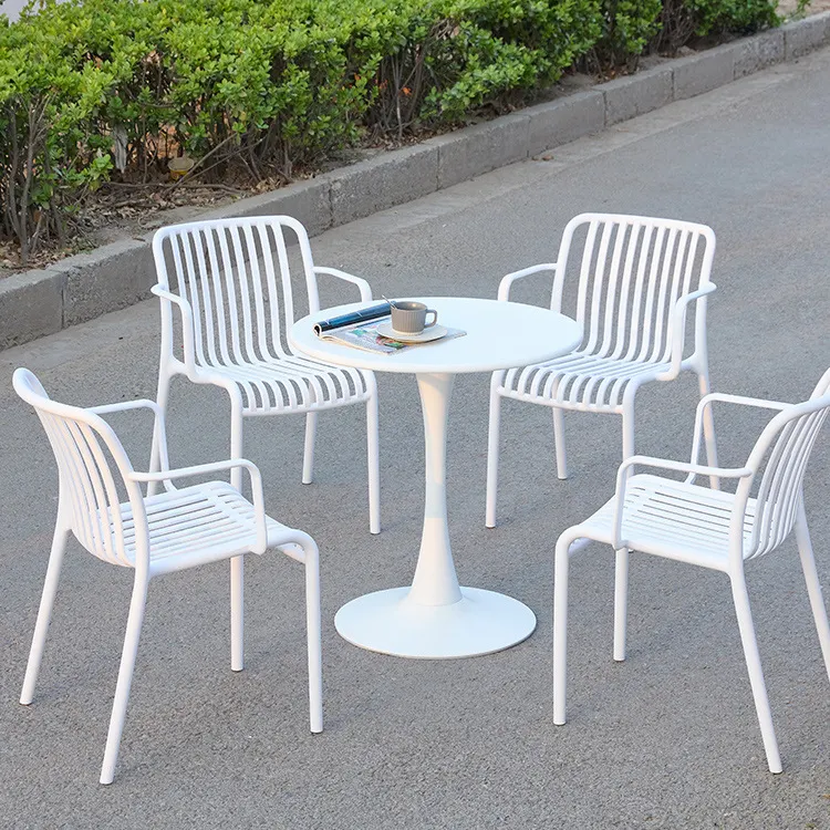 Silla de comedor de plástico colorido con reposabrazos apilable de diseño moderno escandinavo