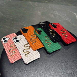 เคสลายจระเข้ไร้กรอบหรูหรามันวาวสำหรับ iPhone 16 15 14 13 12 11 Pro Max PLUS 3D กันกระแทกฝาครอบโทรศัพท์งูสีทอง - Product Image 3