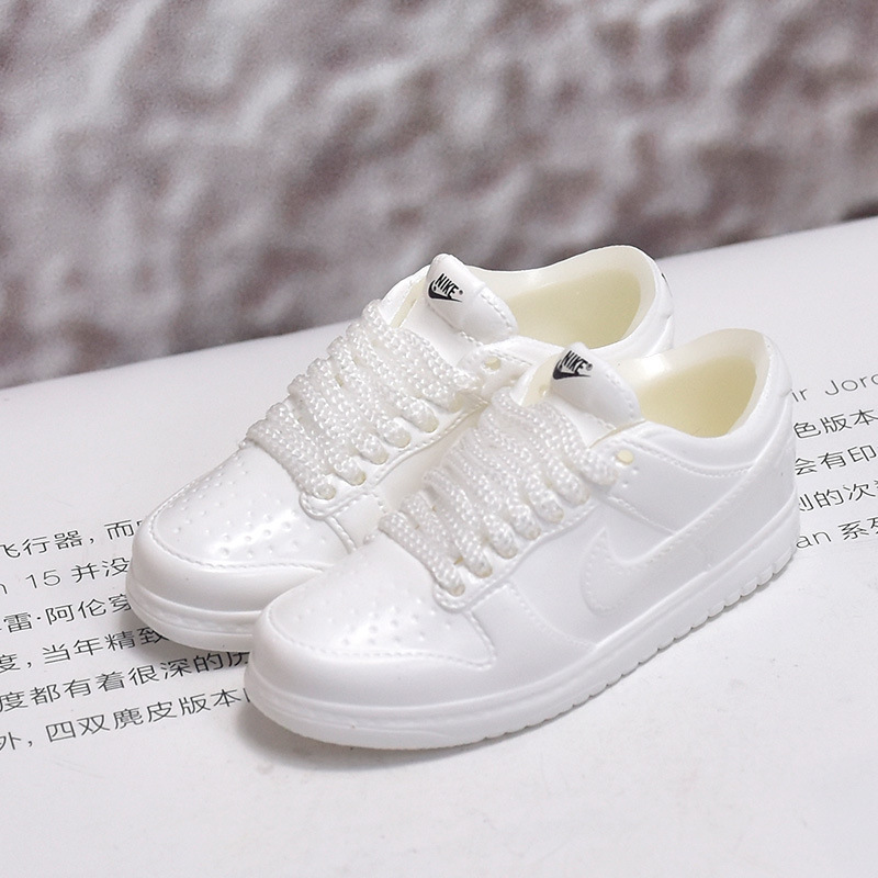 Zapatillas Dunk en blanco puro y nude.