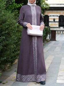 عباية إسلامية مخصصة فستان طويل الأكمام مع تصميم تطريز أنيق للنساء ثوب إسلامي متواضع للأعيد - Product Image 3