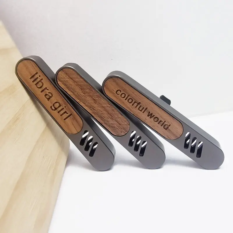 Individuelles LOGO Luxus Massivmetall Aluminium Auto-Lufterfrischer Diffusor Auto Holz-Parfüm-Entlüftungsclip Cologne Düfte Lavender Ozean