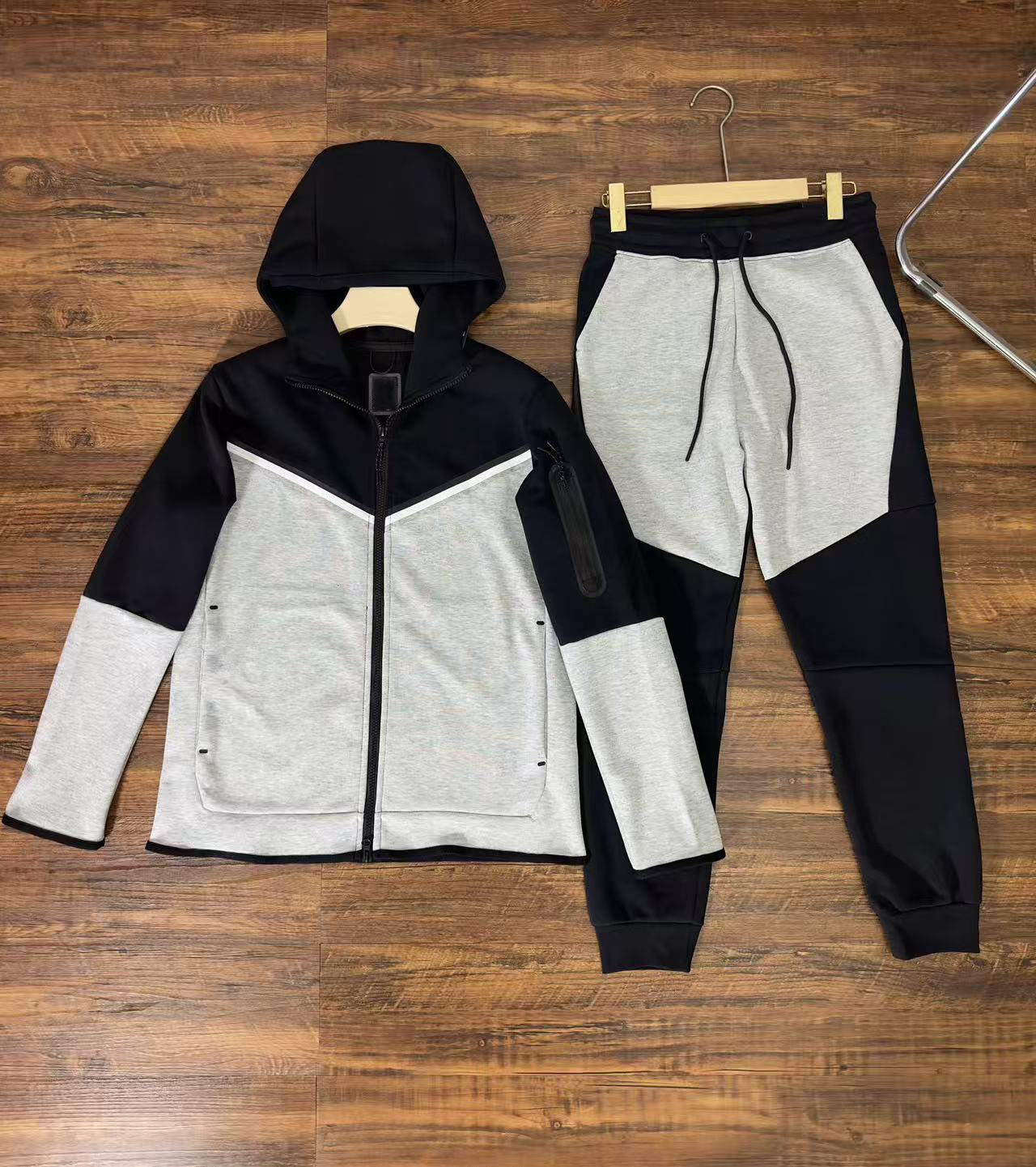 Traje negro y gris de media manga.