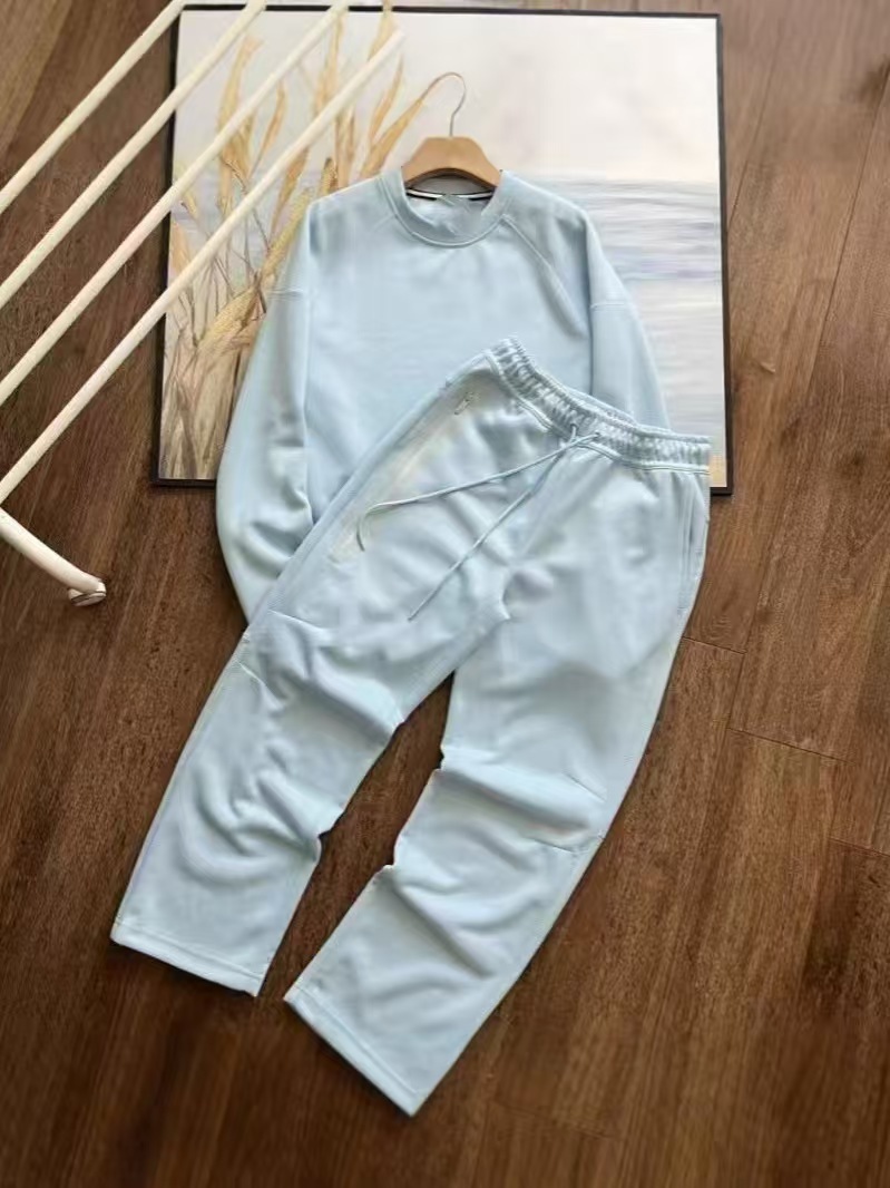 Traje azul de cuello redondo