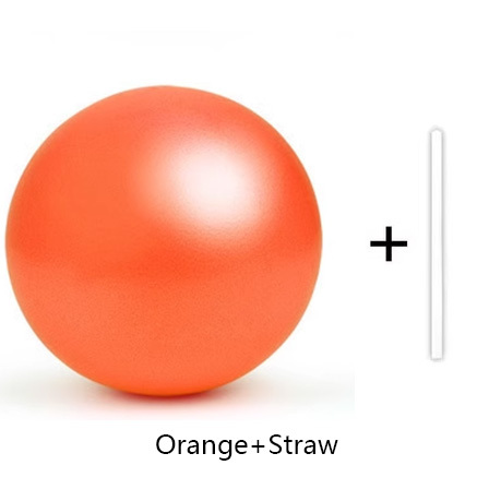 Pelota de Pilates naranja con pajita.