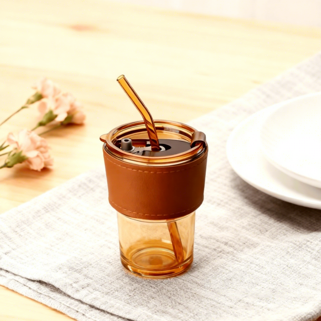 Taza ámbar con diseño suave estilo bambú.