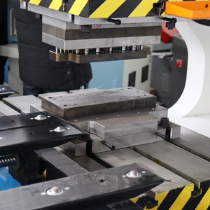 Alimentador CNC de alta velocidad Metal Power Press Punzonadora CNC Punzonadora con mesa de alimentación automática