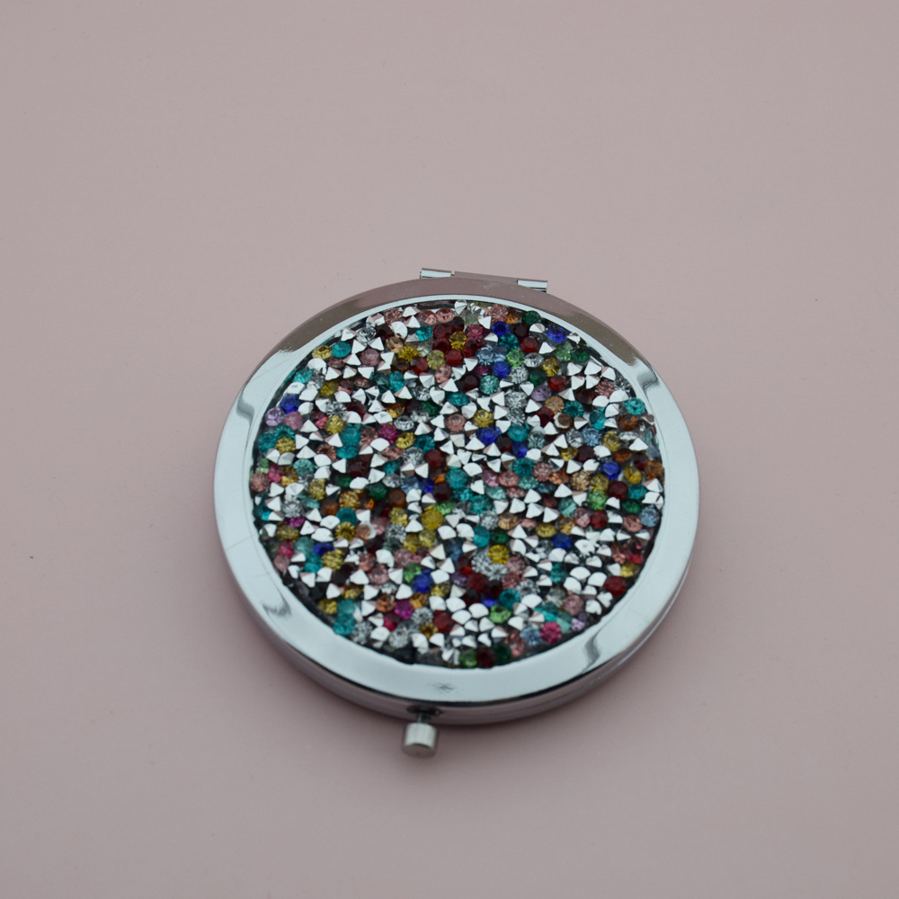 Fondo plateado - diamantes de colores sobre fondo plateado