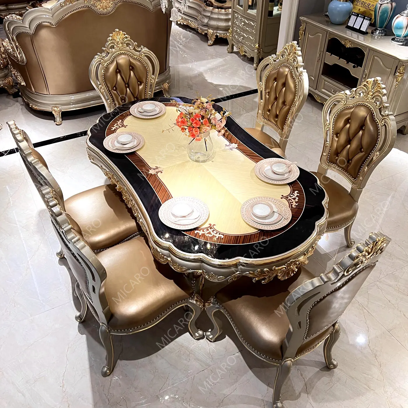 Meubles de salle à manger de style italien couleur champagne avec vitrine à 4 portes et chaise de salle à manger en cuir