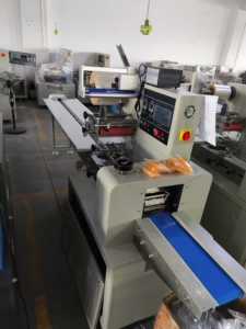 石鹸、ケーキ、キャンディー用の多機能枕型全自動包装機 - Product Image 3